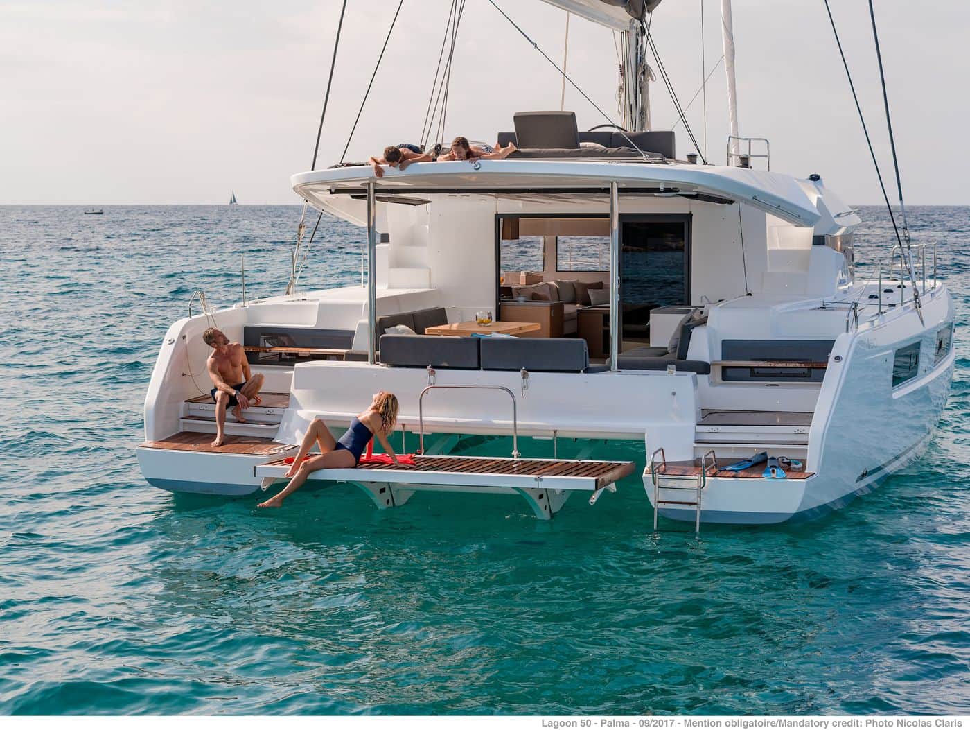 Catamaran Lagoon 50 au mouillage, cockpit ouvert et plateforme de bain — location de catamaran à Saint-Raphaël