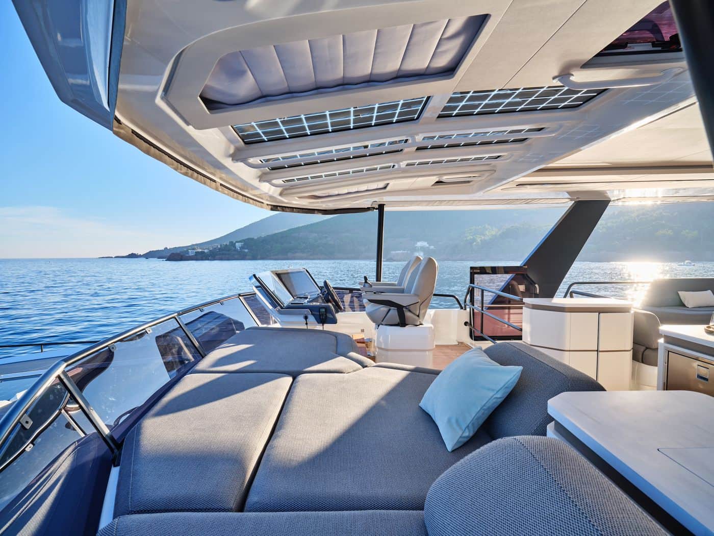 Power 80, bain de soleil géant au Flybridge