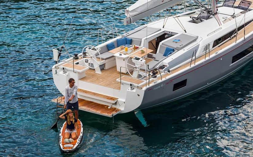 Voilier Oceanis 46.1 au mouillage, plage de bain ouverte et paddle — location de voilier à Golfe-Juan