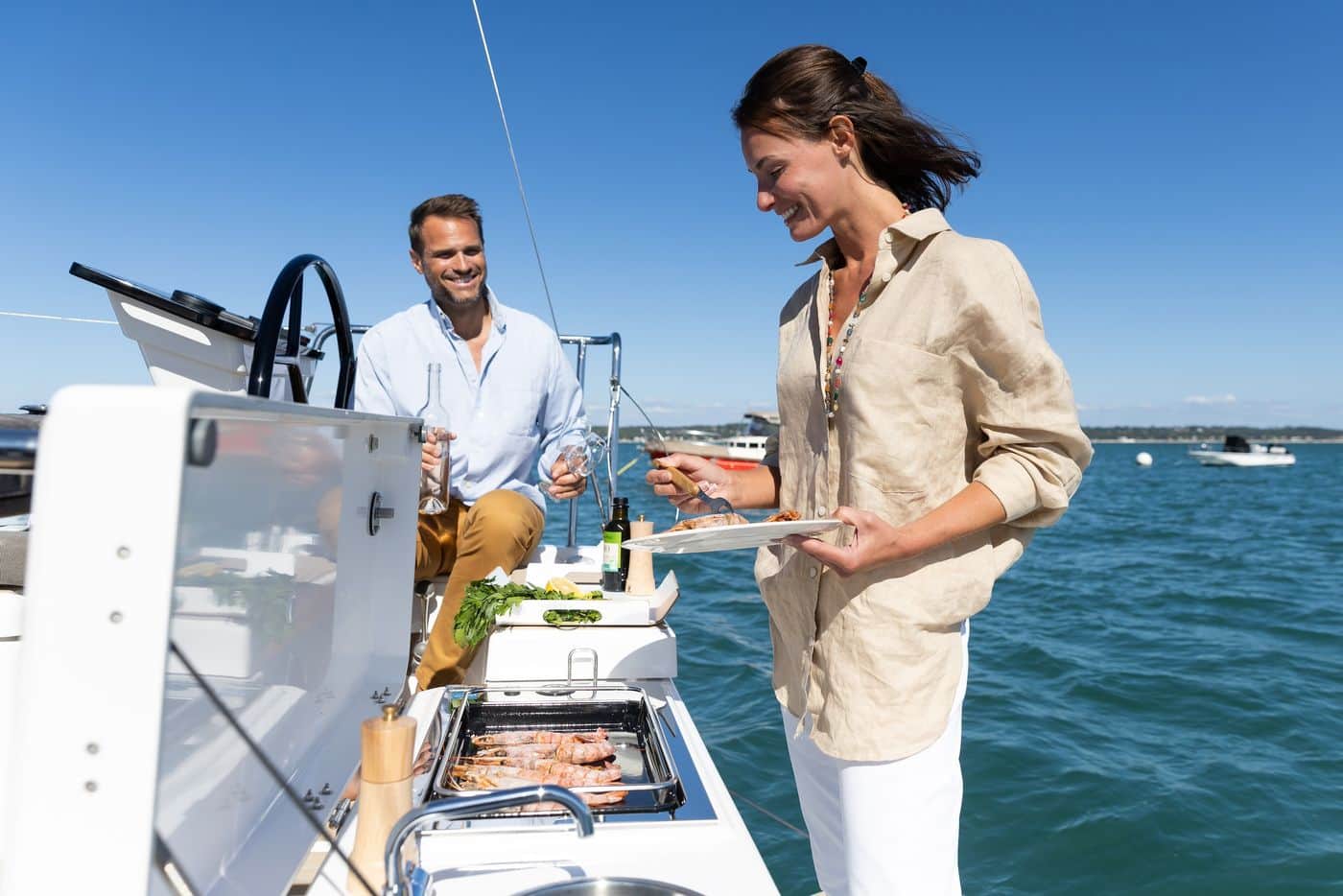 Dufour 37, une cuisine d'été pour profiter d'un bon déjeuner au mouillage