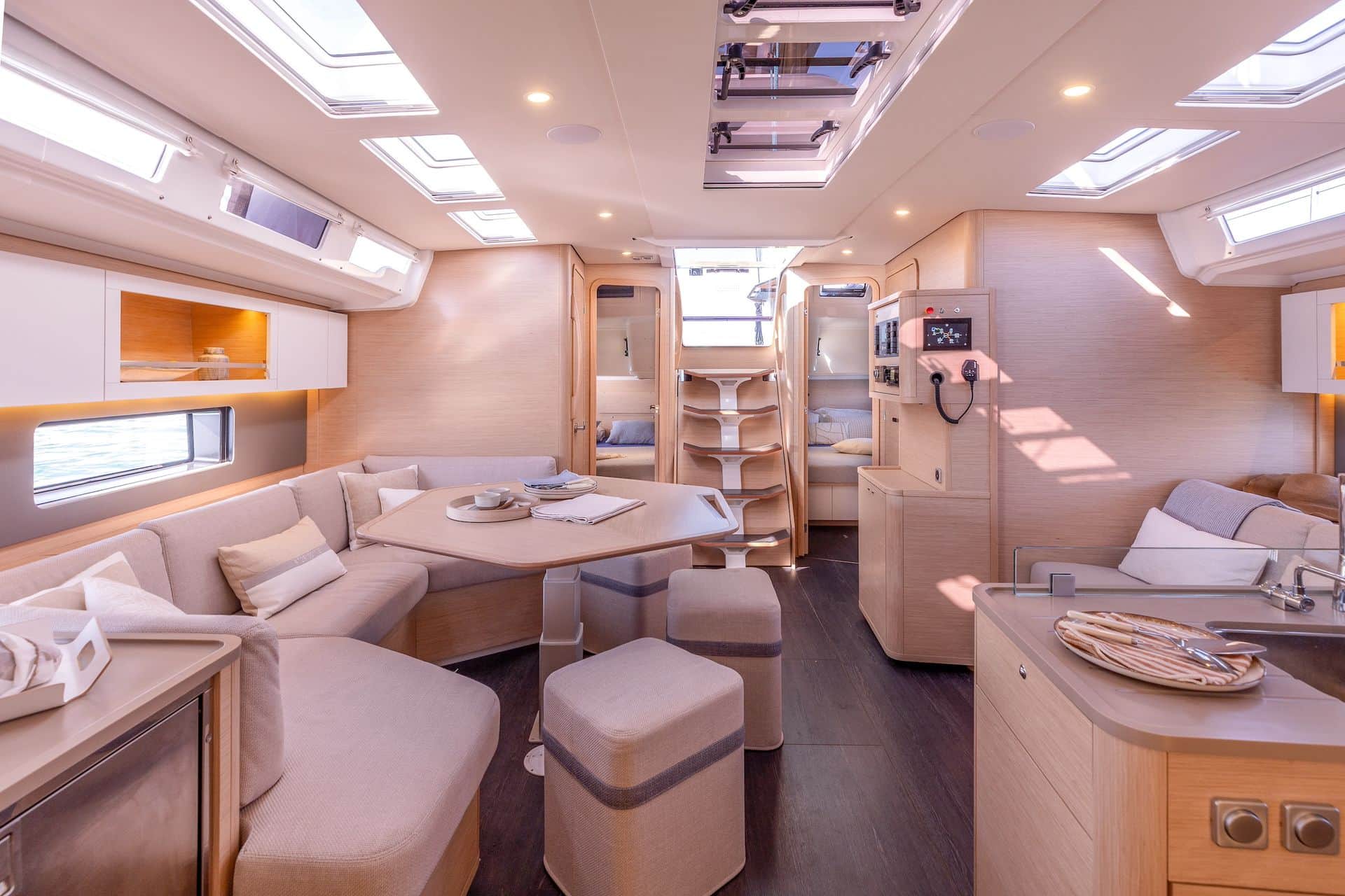 Dufour 48, à l'intérieur un carré spacieux et ultra lumineux
